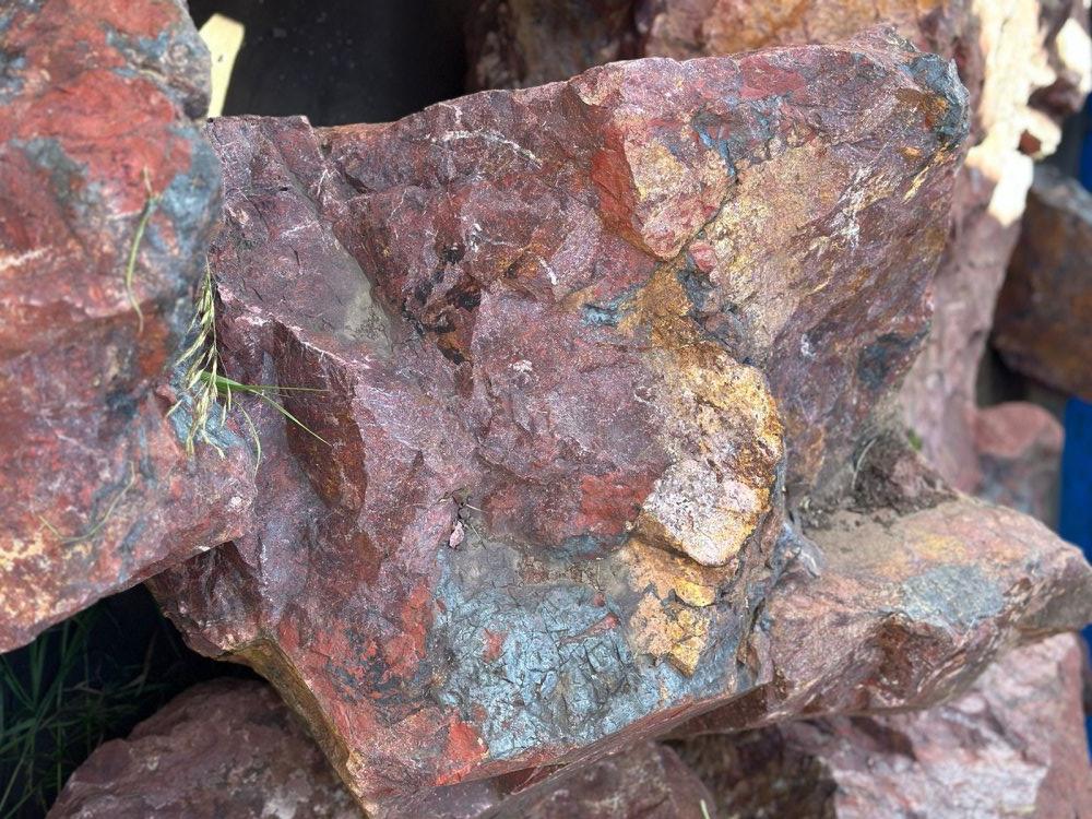 Камни для ландшафтного дизайна красно-фиолетовые 10-60 килограмм купить в Ишиме