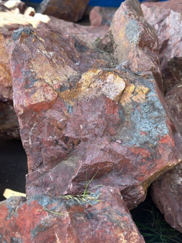 Камни для ландшафтного дизайна красно-фиолетовые 10-60 килограмм купить в Ишиме