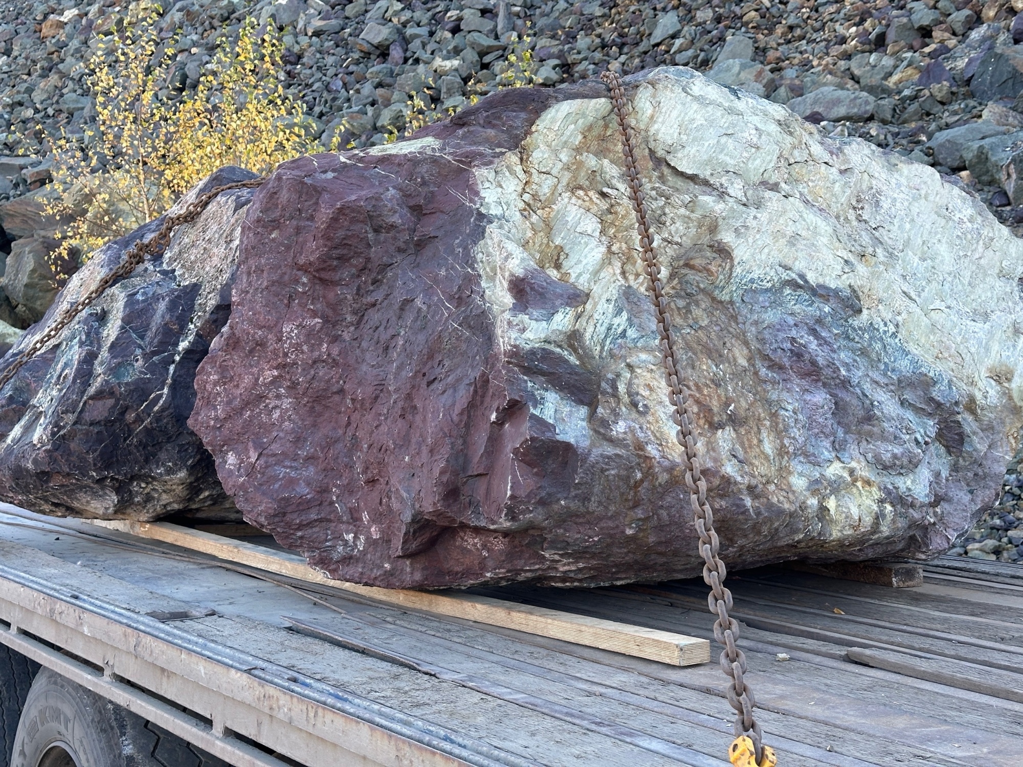 Огромные красно-фиолетовые валуны для ландшафтного дизайна весом более 5 тонн купить в Ишиме