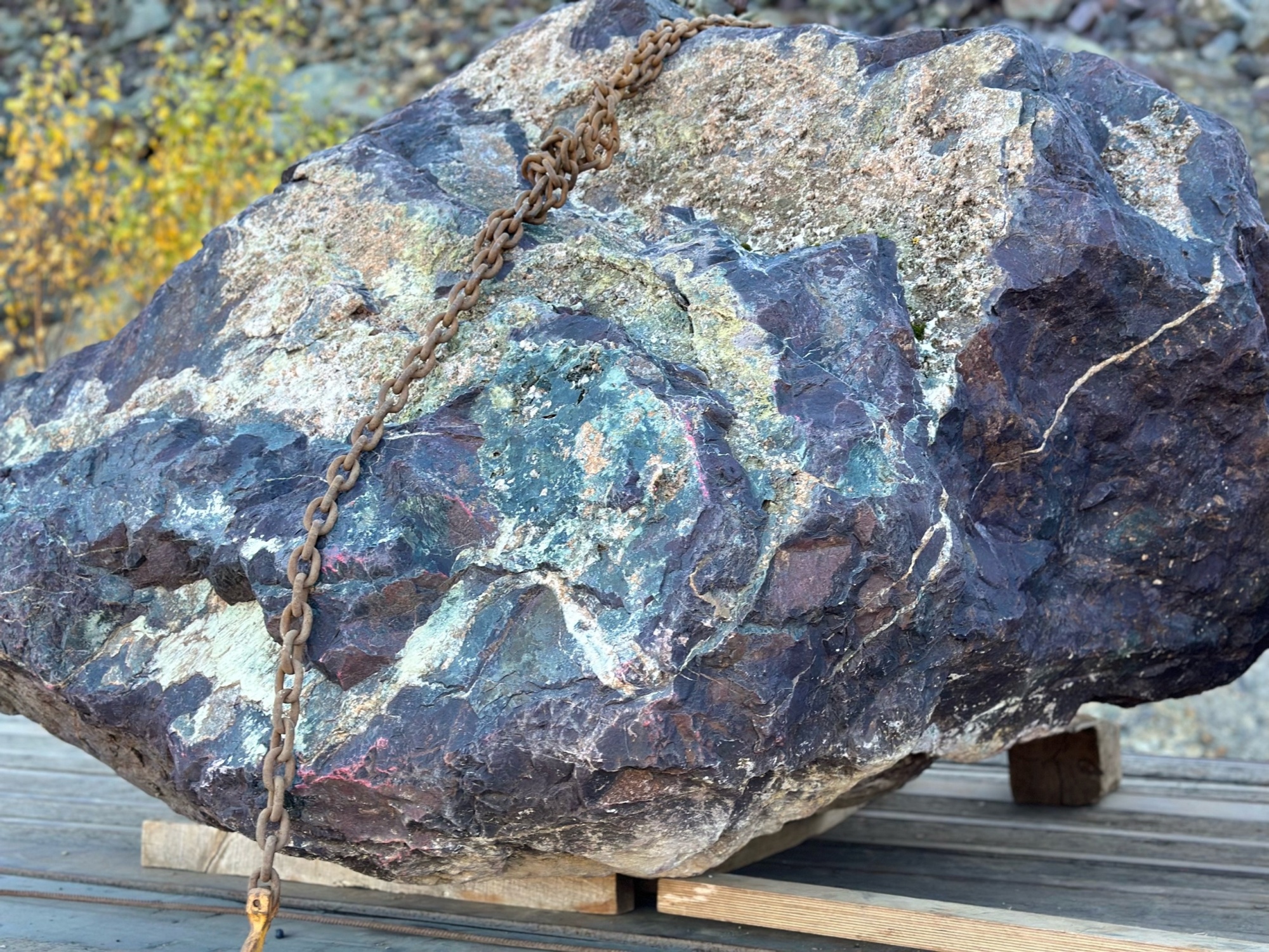 Огромные красно-фиолетовые валуны для ландшафтного дизайна весом более 5 тонн купить в Ишиме