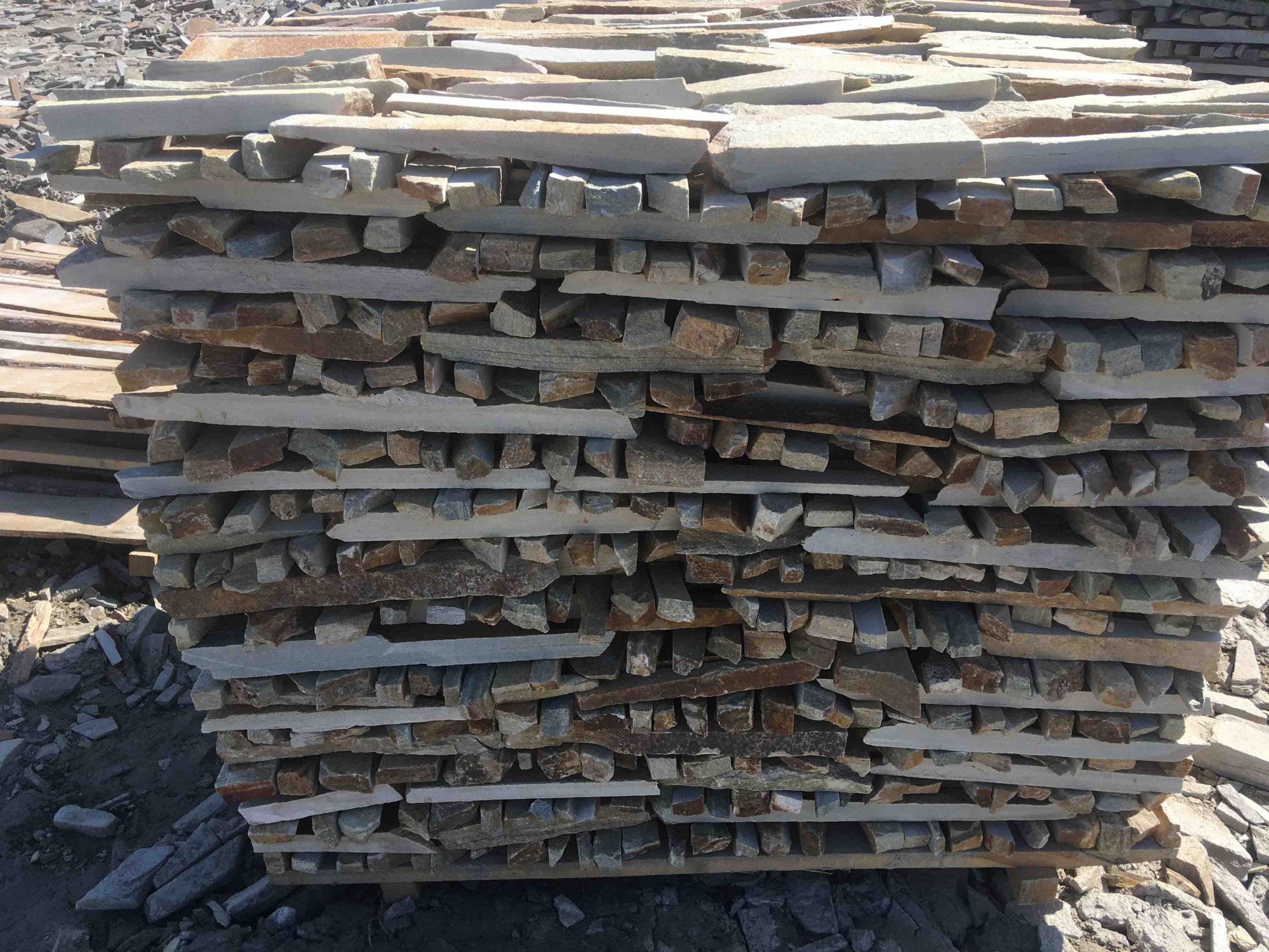 Горбушка златолит золотистый для облицовки купить в Ишиме