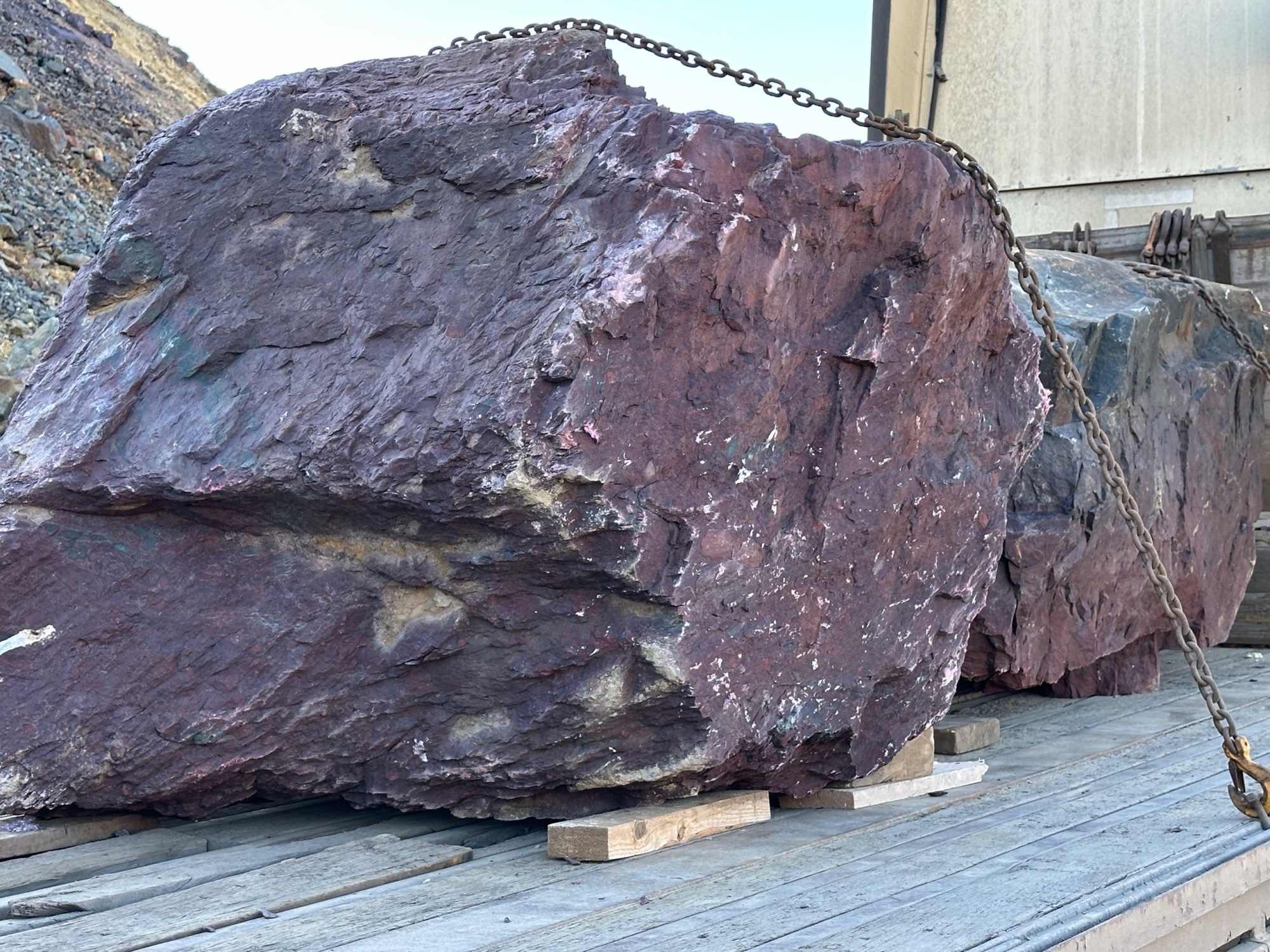 Огромные красно-фиолетовые валуны для ландшафтного дизайна весом более 5 тонн купить в Ишиме