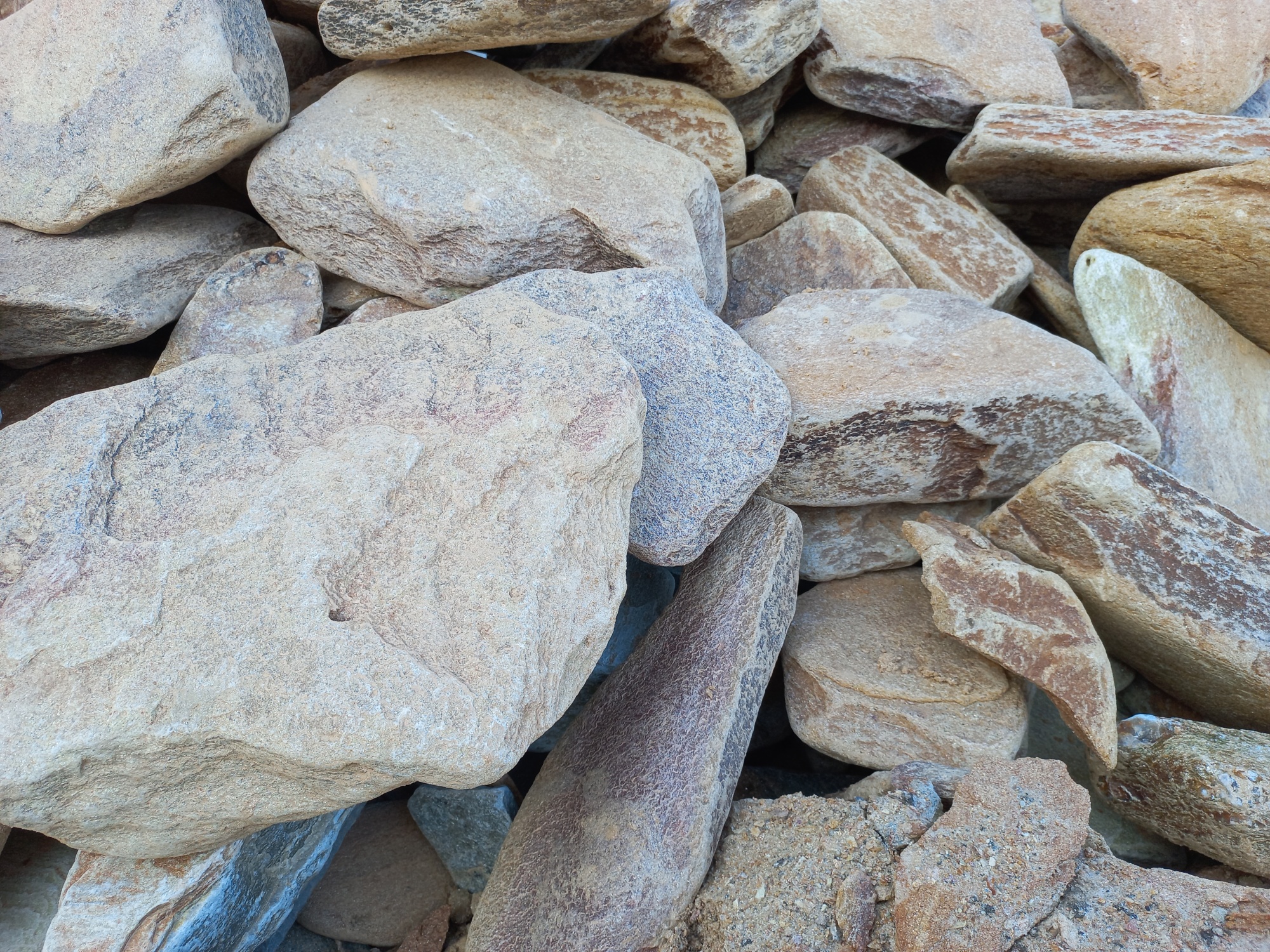 Златолит жёлтый, жёлто-зелёный глыбки и валуны для ланшафтного дизайна купить в Ишиме